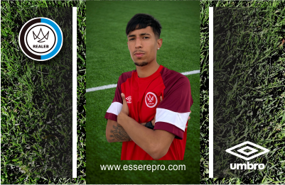 Delantero centro con camiseta número 9 celebrando un gol