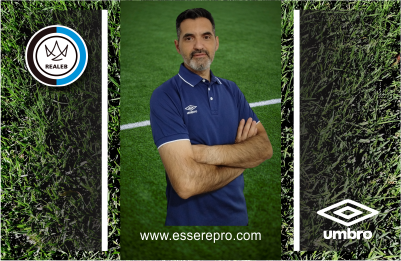 Defensa central anticipándose a un delantero en un choque aéreo